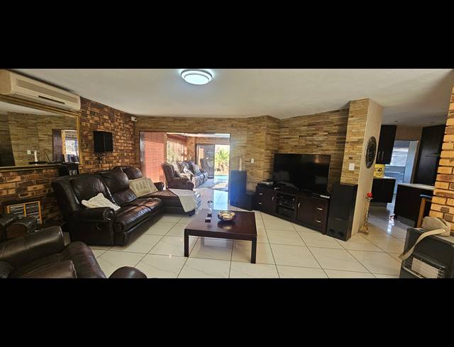 4 BEDROOM HOUSE FOR SALE IN MEYERSDAL